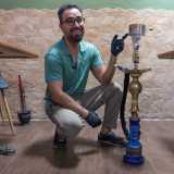 ...troviamo il proprietario Mohamed Othmen intento a preparare una shisha. Lui � originario di Erbil, nel Kurdistan iracheno